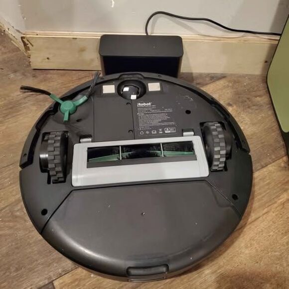 Roomba ESSENTIAL Q012020 vacuum robot with charger base - Picture 3 of 5